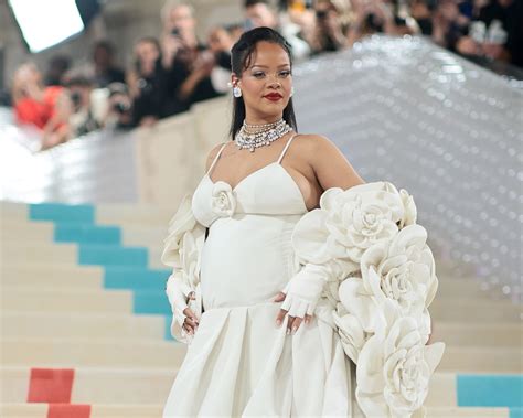 rihanna butt naked|Rihanna, 35, Flashes Her Toned Butt & Legs In A Thong In IG Pics.